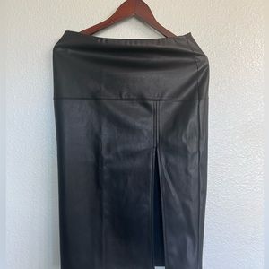 Black socialite med pencil skirt